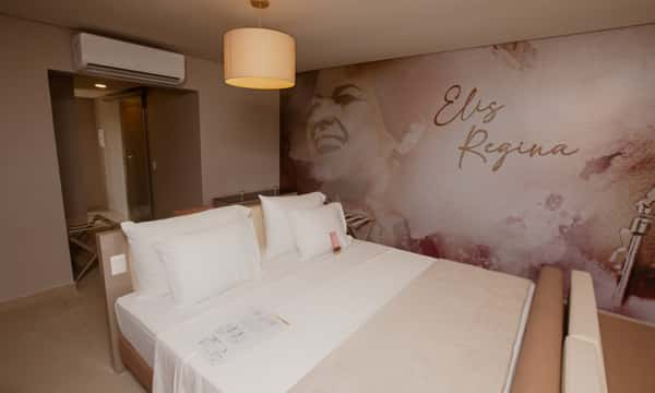 Quarto do do Vila Galé Collection Sunset Cumbuco em homenagem a Elis Regina