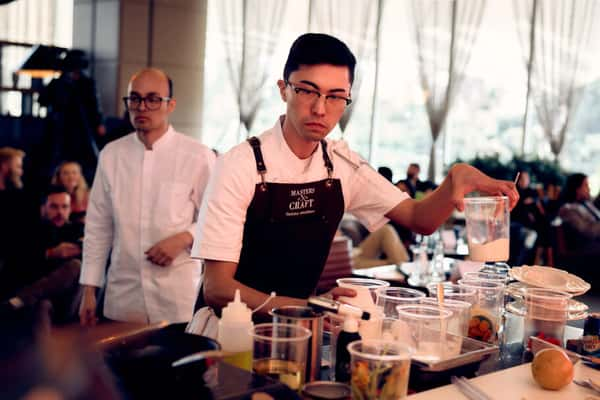 O brasileiro Gustavo Noboriawa, do Grand Cayman Marriott Resort,  preparando a sobremesa vencedora