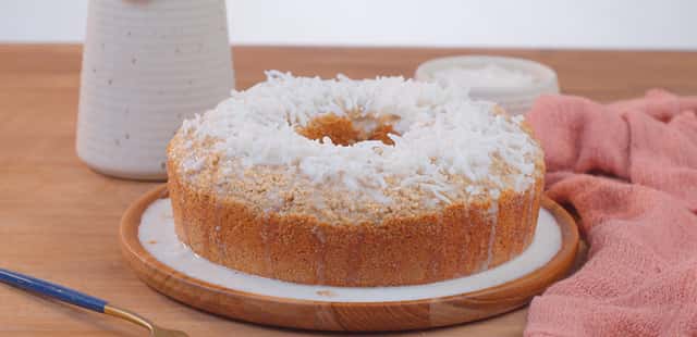 Aprenda a fazer um bolo de coco low carb molhadinho