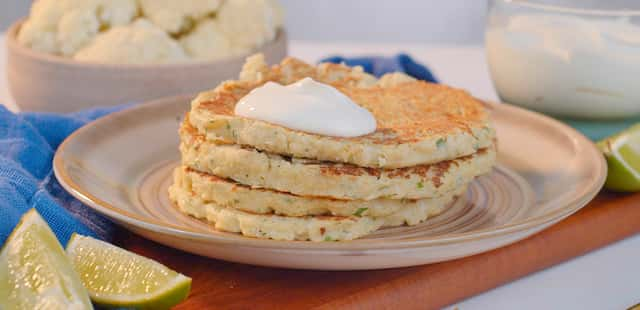 Receita low carb: Panqueca de couve-flor com sour cream