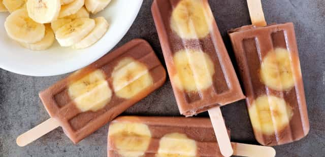 Aprenda a fazer um picolé de banana e chocolate sem açúcar