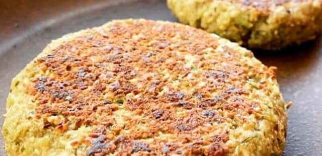 Aprenda a fazer hambúrguer de falafel delicioso