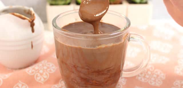 Este chocolate quente cremoso sem maisena vai te viciar