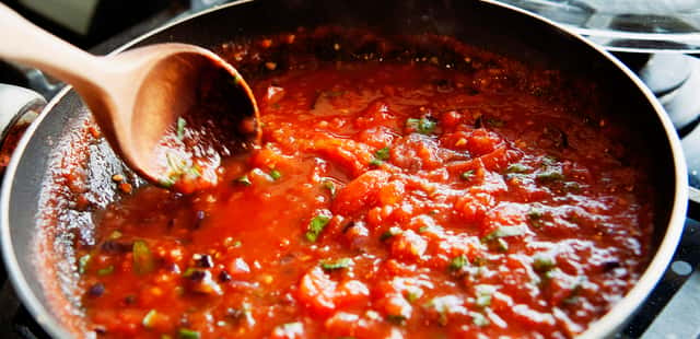 Molho de tomate caseiro que dá para congelar e comer quando quiser!