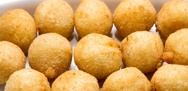 Receita de bolinha de queijo super crocante que você morde e puxa