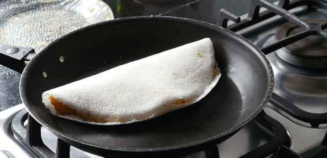 Veja como fazer tapioca perfeita na frigideira em menos de 5 minutos