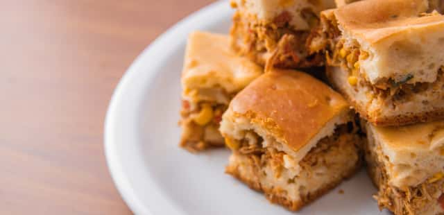 Torta de frango preguiçosa que bate tudo no liquidificador