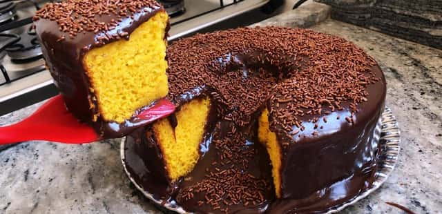 Bolo vulcão de cenoura com chocolate para toda a família