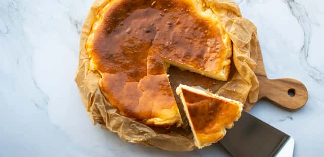 Essa receita simples de bolo de pão de queijo vai deixar todo mundo pedindo bis