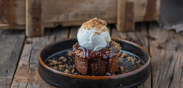 Petit gâteau de doce de leite vai te fazer passar debaixo da mesa de joelhos