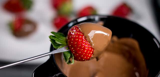 Fondue de chocolate que leva só 3 ingredientes e é uma delícia