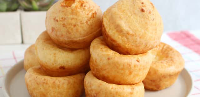 Pão de queijo de liquidificador é delicioso e fica pronto em 3 passos fáceis