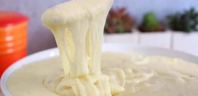 Aligot tradicional da França leva 2 queijos; aprenda a fazer