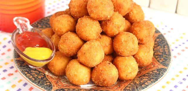 Bolinha de frango com queijo: sem massa, mas muito gostosa