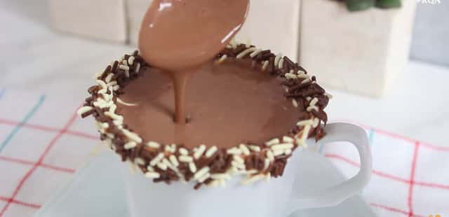 Chocolate quente de brigadeiro para adoçar e aquecer a alma