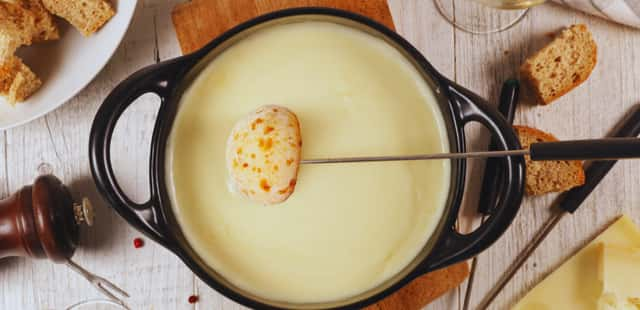 Descubra como fazer o fondue de pão de queijo que vai revolucionar sua janta