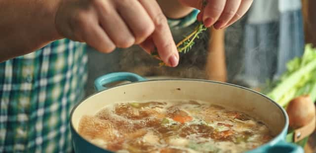 Frango suculento com batatas assadas: o almoço perfeito do fim de semana