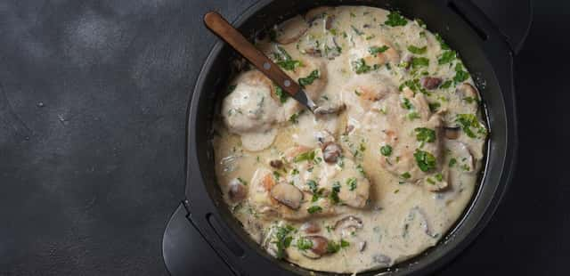 Frango cremoso com cogumelos: sabor em cada garfada