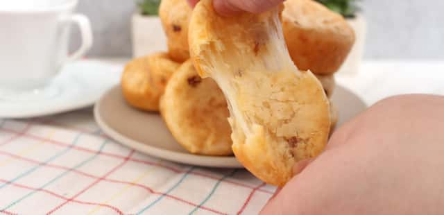 4 ingredientes, 1 receita deliciosa: faça pão de queijo com bacon em casa