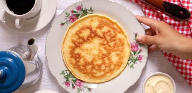 Pão de queijo de frigideira: rápido e delicioso para o lanche