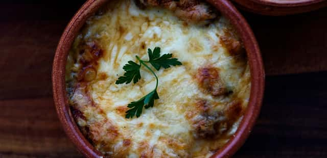 Sopa de cebola gratinada aquece a alma e é saborosíssima