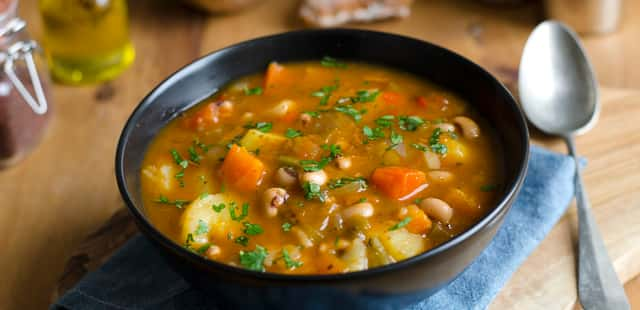 Sopa de feijão com legumes: aconchego em forma de prato