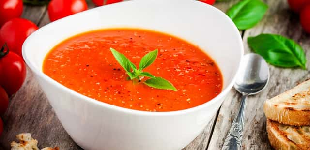 Sopa de tomate com toque de queijo de cabra irresistível