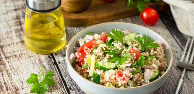 Atum com crosta de quinoa e molho de gengibre delicioso