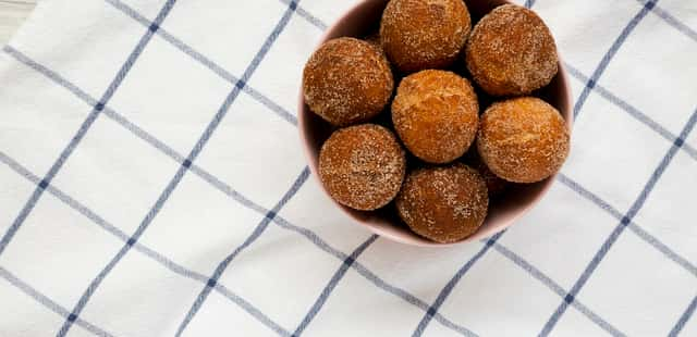 Bolinho de chuva crocante por fora e macio por dentro