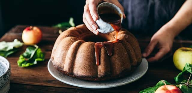 Bolo de maçã com canela irresistível e fácil