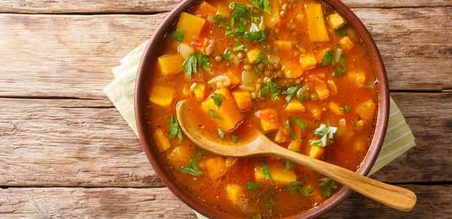 Caldo detox de cenoura e tomate: leve e nutritivo