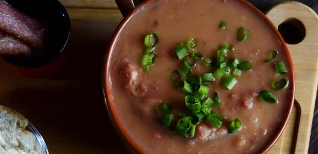 Caldo de feijão cremoso: conforto e sabor em uma só receita