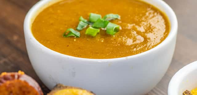 Caldo de milho com bacon e frango: reconforto em cada colherada