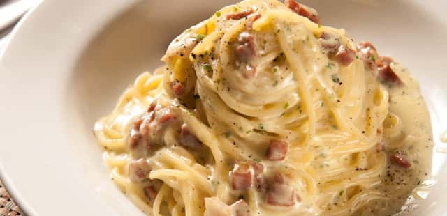 Espaguete à carbonara diferentão e super fácil de fazer