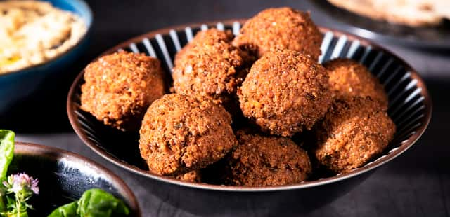 Falafel caseiro com ingredientes simples