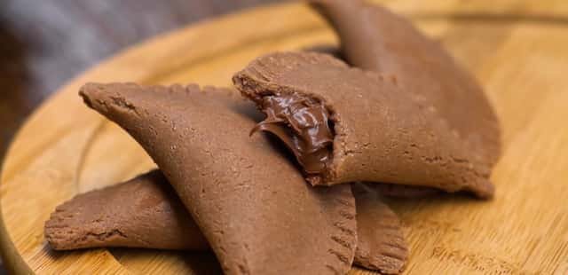 Pastelzinho de Nutella delicioso que fica pronto em 5 minutos