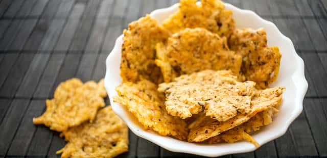 Crisps de queijo parmesão fácil com apenas 1 ingrediente