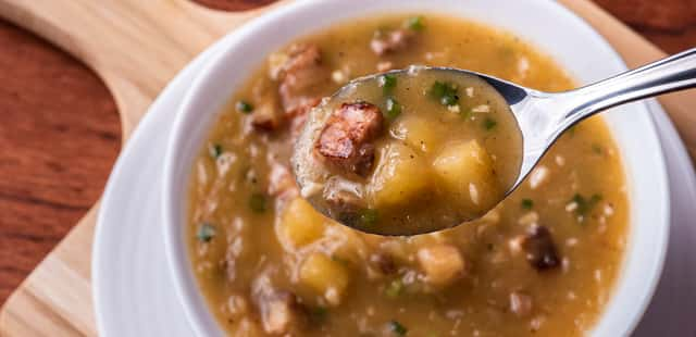 Caldo de mandioca com carne e bacon: conforto em cada colher