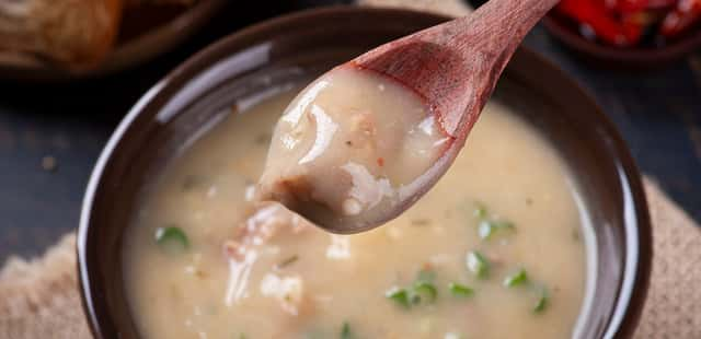 Caldo de mandioca com carne cremoso e delicioso