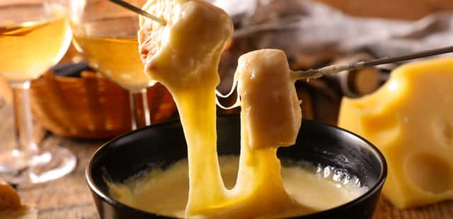 Fondue de queijo gastando pouco e em 4 passos