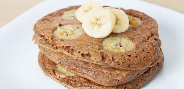 Panqueca de aveia e banana para comer rezando