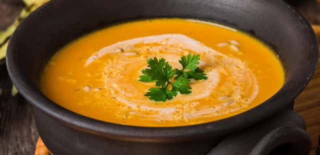 Sopa de abóbora com legumes: uma opção leve e nutritiva