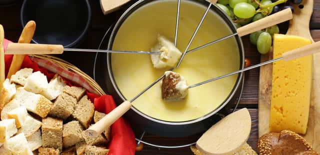 Fondue de queijo é um clássico e é maravilhoso!