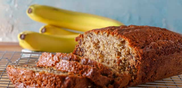 Pão de banana macio e aromático para aquele café