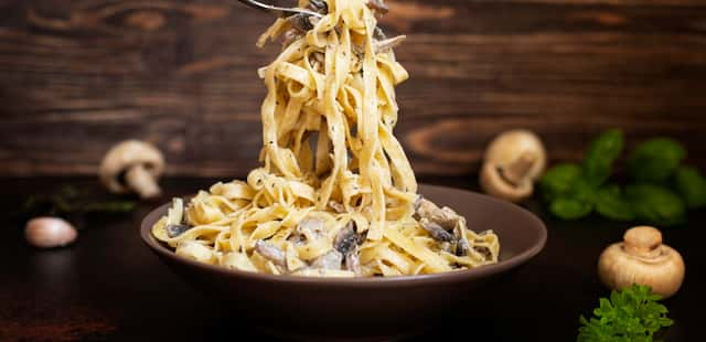 Macarrão cremoso com cogumelos de dar água na boca!