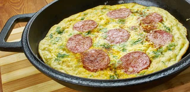 Um omelete de pizza surpreendente!