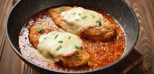 Frango à parmegiana fácil: sabor em minutos