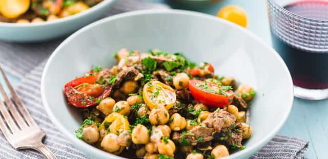 Salada de grão-de-bico com bacalhau super refrescante