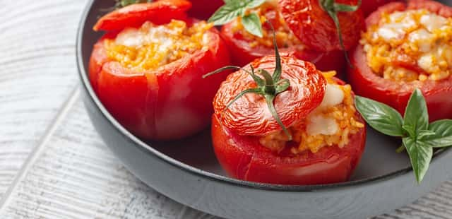 Tomate recheado: uma opção rápida e deliciosa