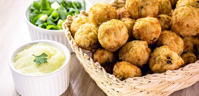 Bolinho de arroz crocante vegano e cheio de sabor